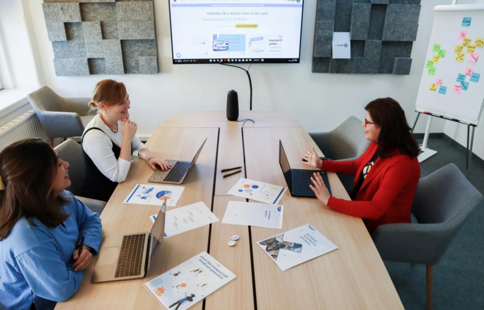 Estudiantes participando en sesión interactiva de aprendizaje digital