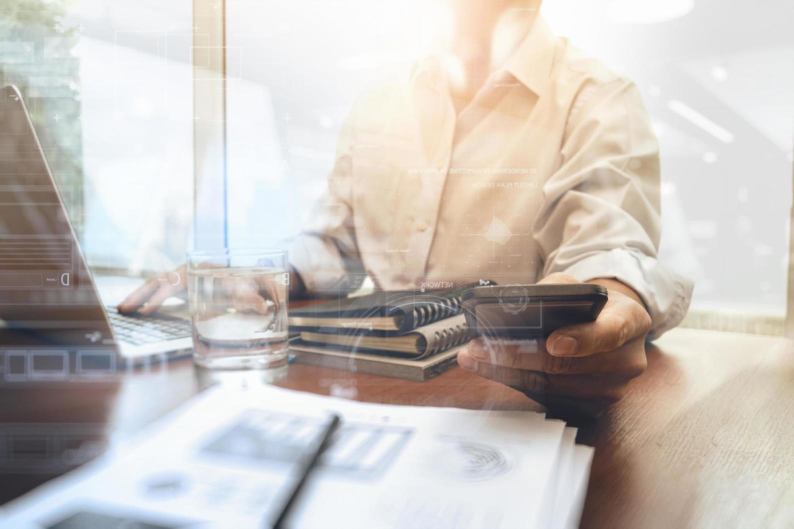 Estudiante revisando resultados de evaluación