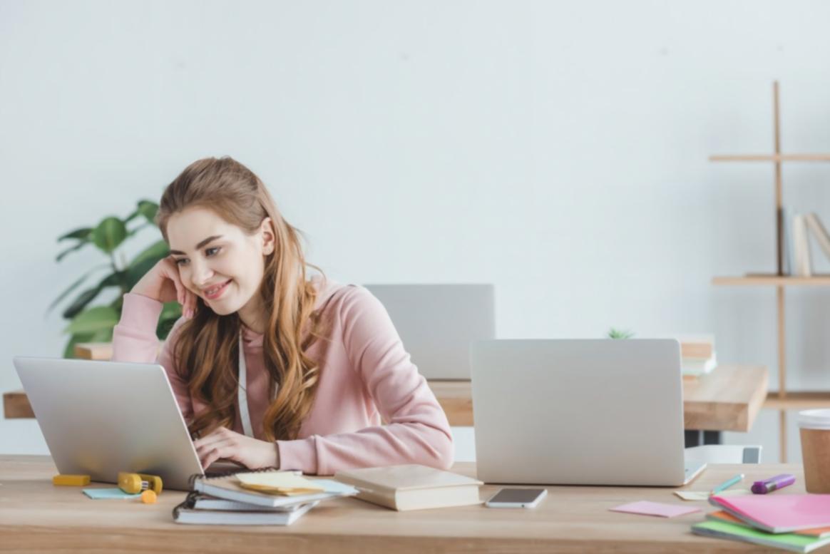 Estudiante trabajando en plataforma educativa interactiva