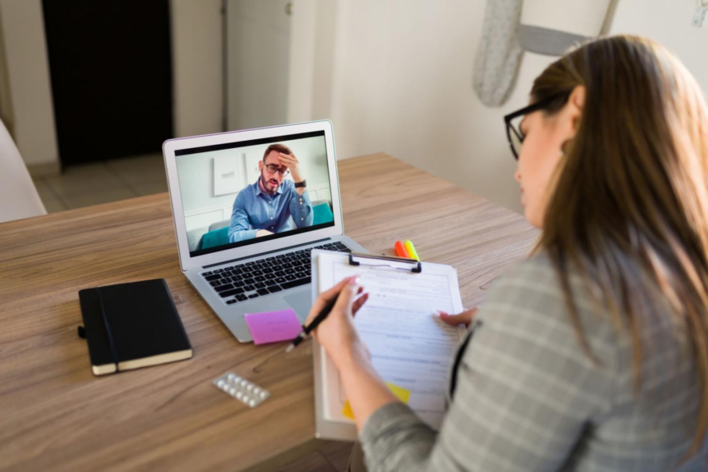 Interfaz de plataforma educativa en múltiples dispositivos